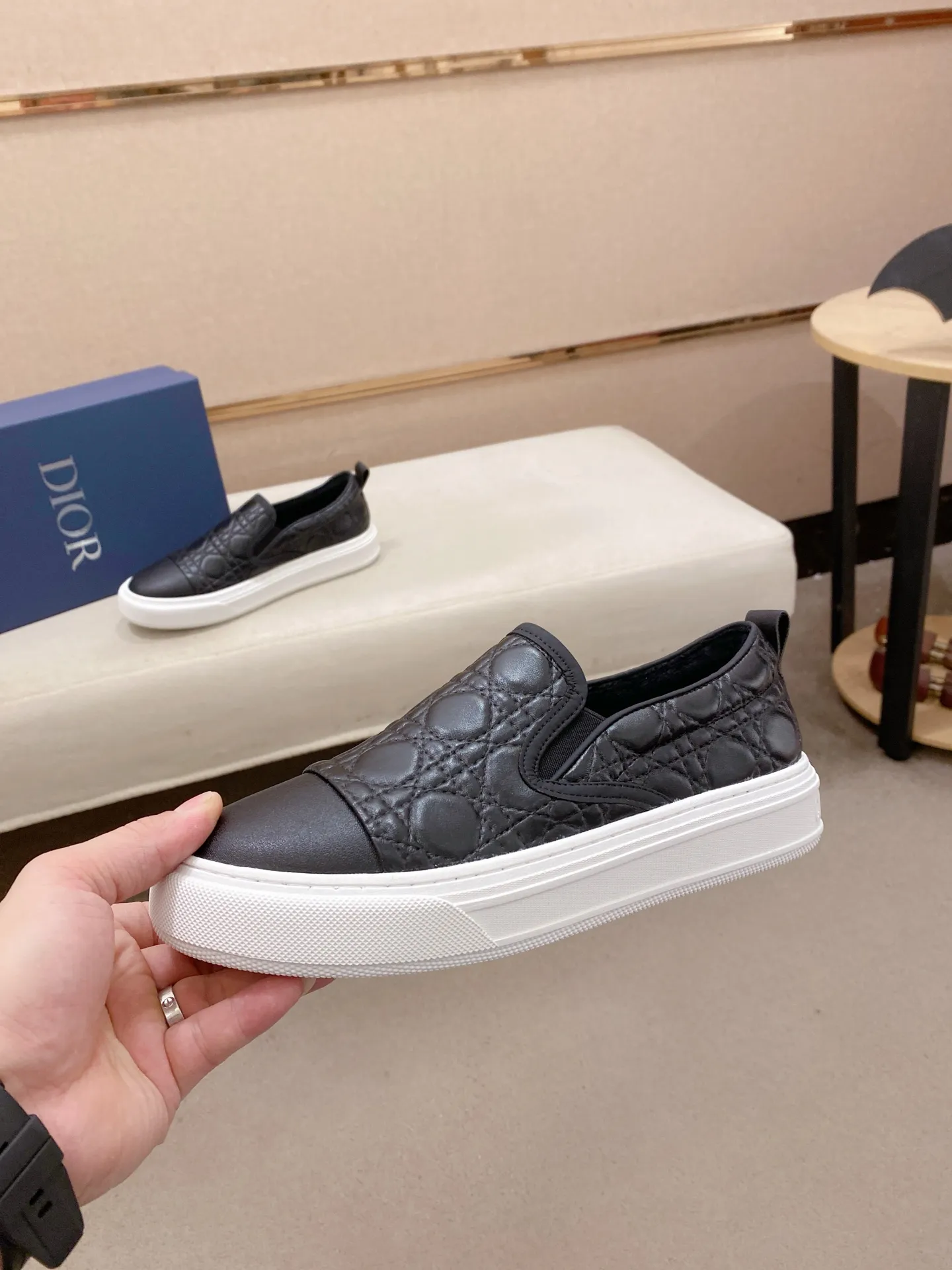 Factory price: 380💰 (leather lining * velvet lining optional) [Dior·Dio*] new casual sports style men's shoes, brand new design, perfect workmanship, slip-on lazy style to create cabinet quality, upper: imported first-layer cowhide, sheepskin lining is soft and comfortable, ultra-light rubber wear-resistant outsole, simple, versatile men's shoes, size: 39-44. Can be customized.45.46.47